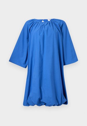 Rochie din bumbac albastră, cu mânecă scurtă, guler rotund, material adunat și o siluetă lejeră. Prezintă o margine rotunjită la baza.