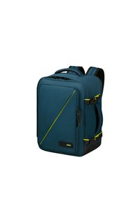 Kompakt ryggsäck i turkos tyg med texturerad yta. Utrustad med gula detaljer, justerbara axelremmar och flera fack.