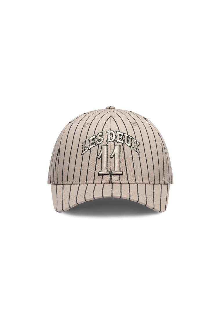 Beige baseballcaps med vertikale pinstriper. Har broderte tekster "LES DEUX" og tall "11" i kontrasterende farger. Bøyd bremdesign.