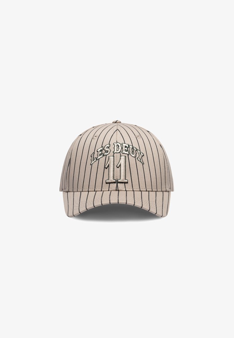 Beige baseballcaps med vertikale pinstriper. Har broderte tekster "LES DEUX" og tall "11" i kontrasterende farger. Bøyd bremdesign.
