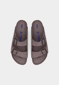 Ζευγάρι καφέ δερμάτινα σανδάλια με δύο ρυθμιζόμενες μεταλλικές αγκράφες και εργονομικές σόλες, μέγεθος 42, σε προβολή από πάνω σε λευκό φόντο.