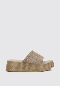 Sandal de cuña beige con parte superior de textile trenzado y plataforma de yute trenzado. Plantilla suave, diseño de punta abierta, estilo casual.