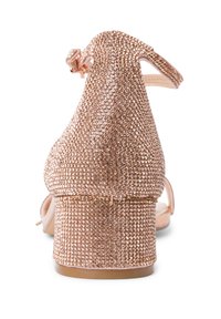 Roségoldene Sandale mit hohen Absätzen, verziert mit glitzernden Strasssteinen, mit einem eleganten Riemendesign und einem Blockabsatz. Besitzt eine glatte, glänzende Textur.
