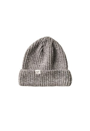 Bonnet en maille côtelée gris et blanc avec un bord plié et une petite étiquette blanche à l'avant.