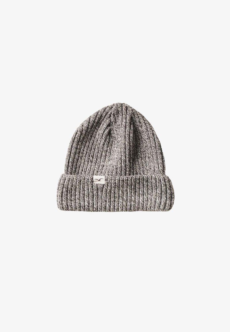 Bonnet en maille côtelée gris et blanc avec un bord plié et une petite étiquette blanche à l'avant.