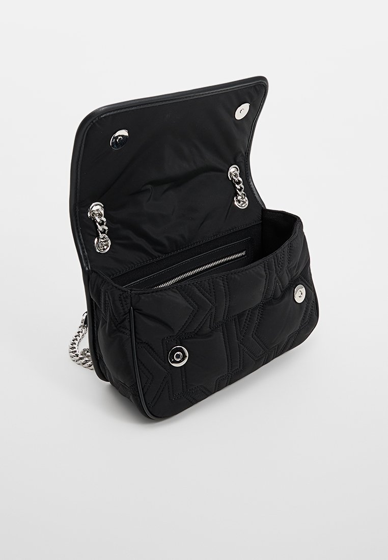 Sac noir matelassé avec rabat ouvert, chaîne en métal argenté, poche zippée à l'intérieur et fermetures à pression magnétique.