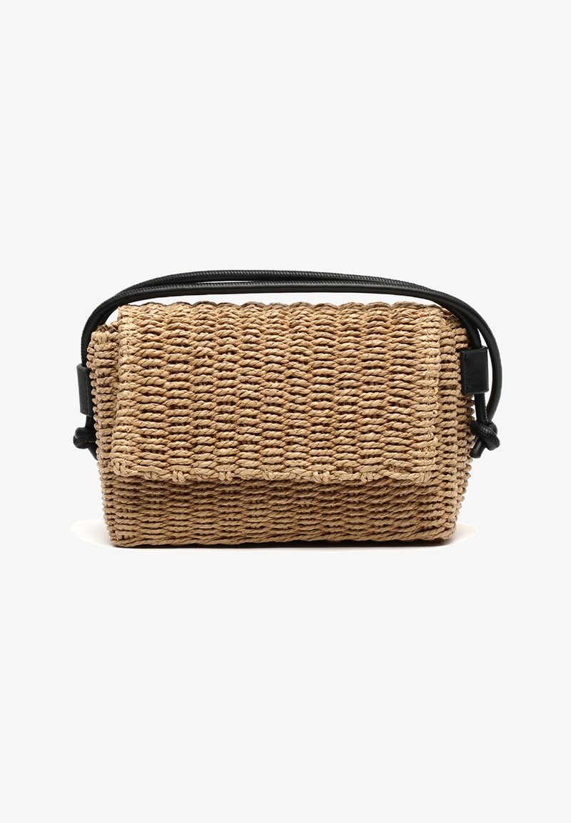 Borsa a tracolla in paglia intrecciata con una finitura naturale testurizzata, dettagli in pelle nera, chiusura con zip e patta frontale di forma rettangolare.