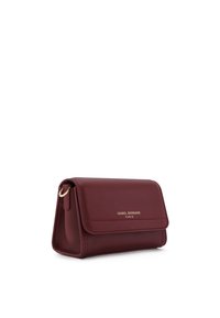 Sac en cuir bordeaux avec une finition texturée, de forme rectangulaire et avec un rabat. Dispose de quincaillerie dorée et d'un branding en relief.