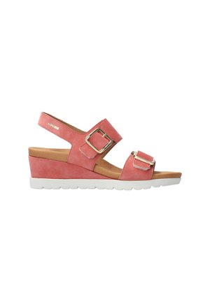 Sandale compensée en daim corail avec deux brides réglables à boucle et une semelle blanche à rainures, conçue pour un usage décontracté.