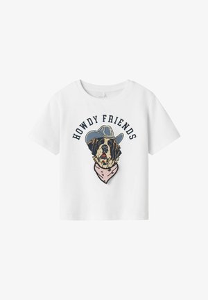 Biała koszulka z krótkim rękawem z grafiką psa św. Bernarda w kapeluszu kowbojskim i bandanie, z tekstem "CZEŚĆ PRZYJACIELE" powyżej.