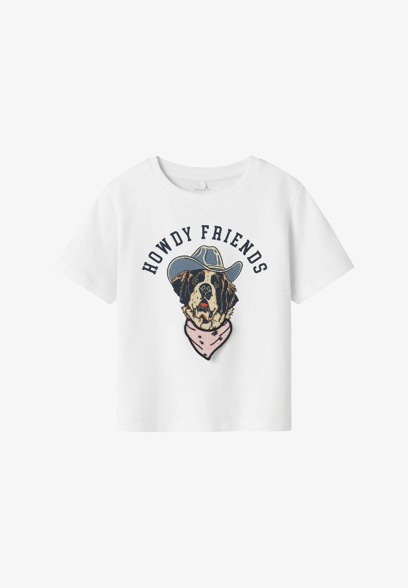 Valkoinen lyhythihainen t-paita, jossa on graafinen kuva St. Bernard -koirasta, joka pitää cowboy-hattua ja bandanaa, ja tekstissä lukee "HOWDY FRIENDS".