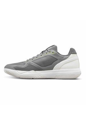 Flach geschnittener grauer und weißer Sportschuh mit Schnürung vorne, atmungsaktiven Mesh-Einsätzen und strukturierter weißer Sohle für guten Grip.
