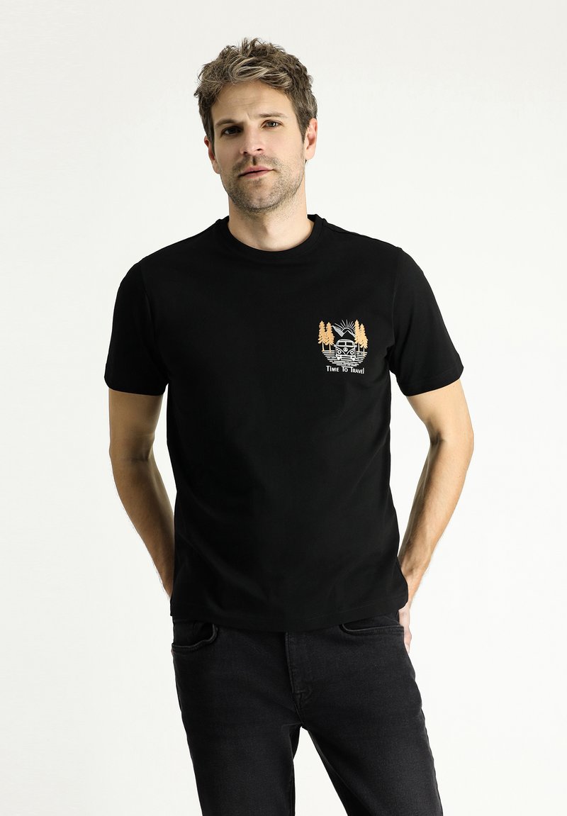 Camiseta de algodón negra con cuello redondo, que presenta un gráfico naranja de una autocaravana vintage y árboles con el texto "Es hora de viajar".