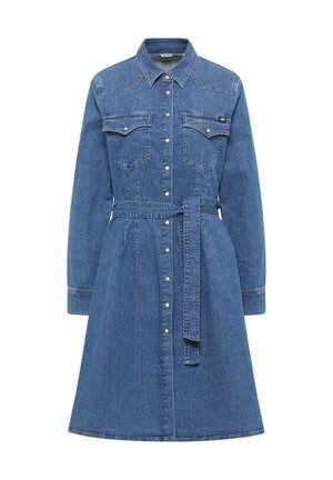 Denimhemdkleid in Mittelblau mit langen Ärmeln, Knopfverschluss vorne, Brusttaschen und einem passenden Gürtel in der Taille. Glatte Textur.
