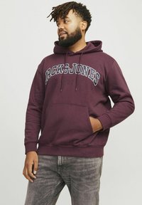Bordeauxroter Hoodie mit Fronttasche und Kordelzugkapuze. Mit "JACK & JONES"-Logo in Weiß und Blau, aus Baumwollmischung, lockere Passform.