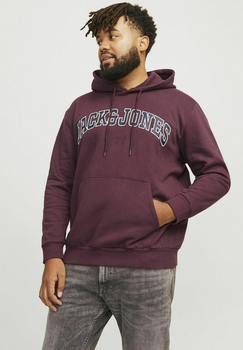 Bordeauxroter Hoodie mit Fronttasche und Kordelzugkapuze. Mit "JACK & JONES"-Logo in Weiß und Blau, aus Baumwollmischung, lockere Passform.
