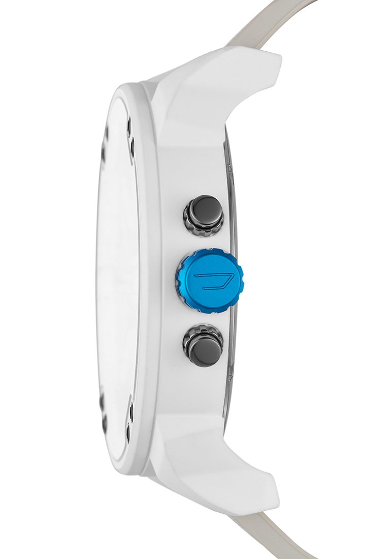 Reloj blanco visto de lado que muestra dos botones negros y una corona azul con un logo en el borde derecho de la caja.