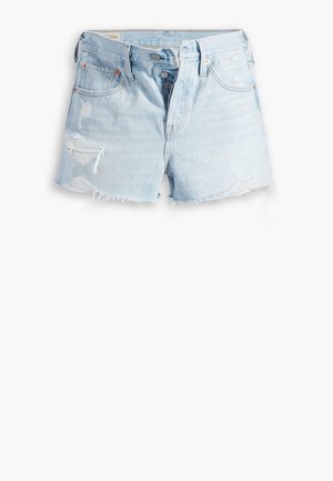 Lyseblå denimshorts med knaplukning, frynset kant og slidte huller på forlommer og ben.