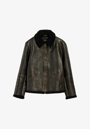 Brązowa skórzana kurtka z czarnym futrzanym kołnierzem, zapinana na zamek, z dwoma przednimi kieszeniami i teksturowanym wykończeniem, zaprojektowana z myślą o ciepłu i stylu.