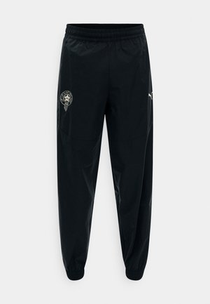 Črne športne hlače Puma s prožnim pasom in zaključki, na desnem stegnenem delu bele Puma logo in na levem stegnenem delu krožni emblem.