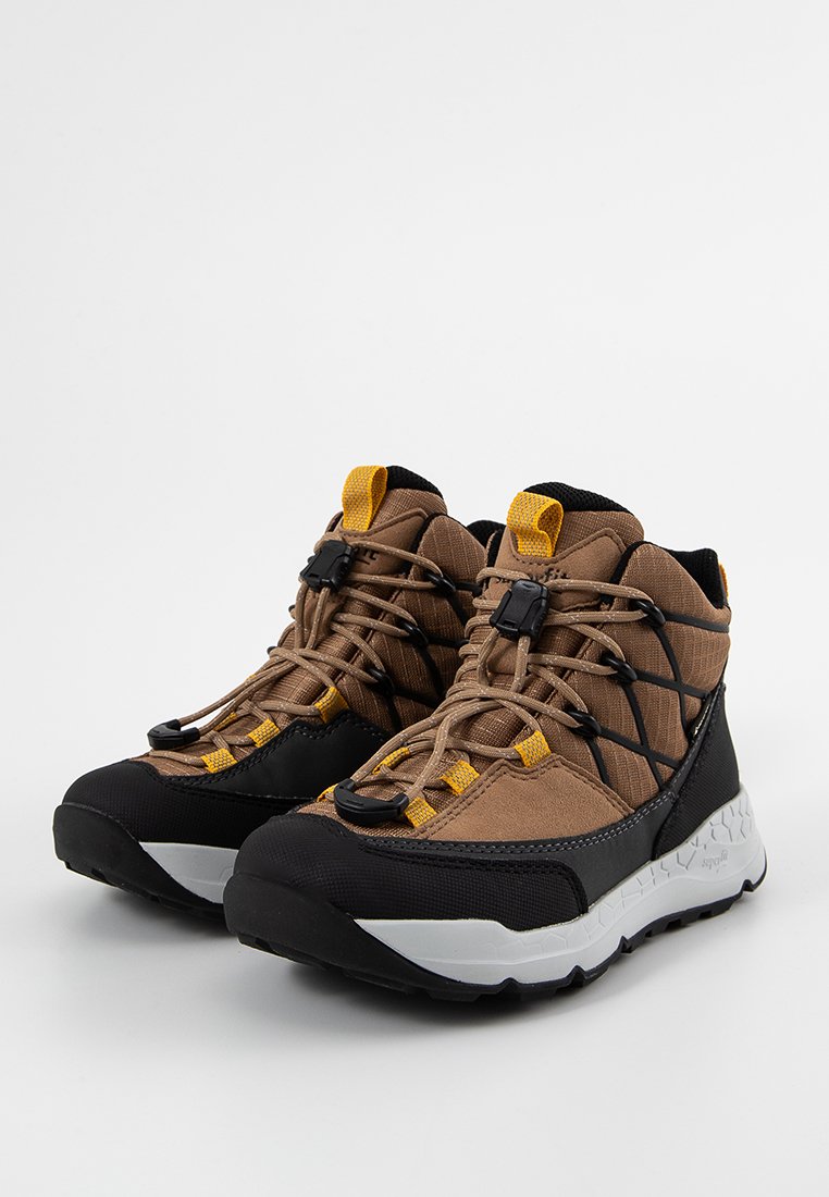 Braune und schwarze Wanderschuhe mit einer strukturierten Oberseite, gelben Akzenten und einer stabilen Sohle; verfügen über ein Schnürsystem und einen gepolsterten Schaft.