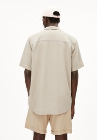 ARMEDANGELS LOVAAR LINO - Overhemd - sand stone