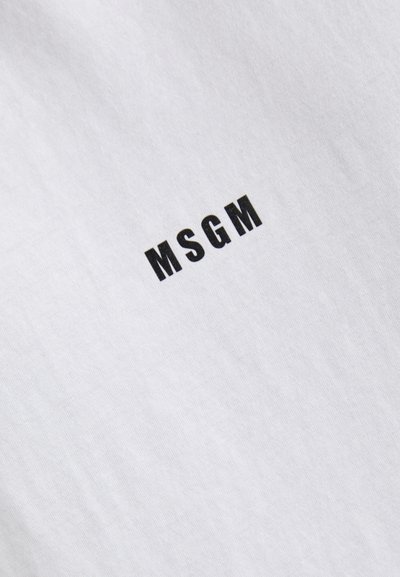 Valge puuvillane t-särk ümmarguse kaeluse ja keskele paigutatud brändinimega "MSGM" paksudes mustades tähtedes. Sile tekstuur.