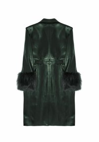 Długi, ciemnozielony płaszcz z materiału skóropodobnego o gładkiej fakturze, z szwem z tyłu i czarnymi futrzanymi akcentami przy mankietach. Brak widocznych zapięć.