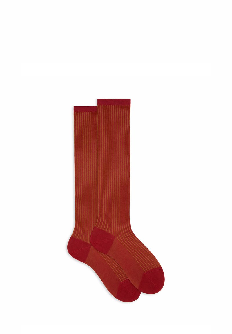 Calze al ginocchio in un ricco colore rosso con sottili strisce dorate. Punta rinforzata con accenti rosso solido. Texture morbida e design aderente.