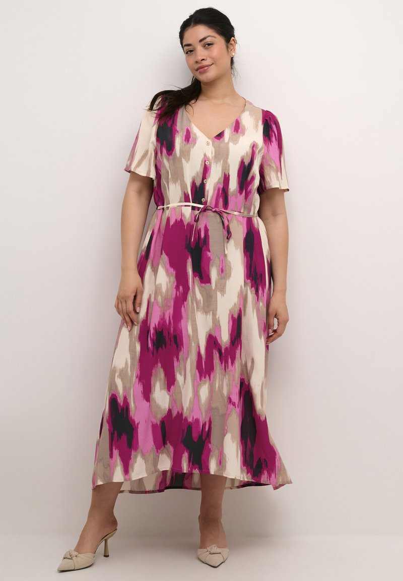 Robe maxi à manches courtes avec un motif abstrait rose, beige et noir. Caractéristiques d'un devant à boutons et d'une ceinture assortie à la taille.