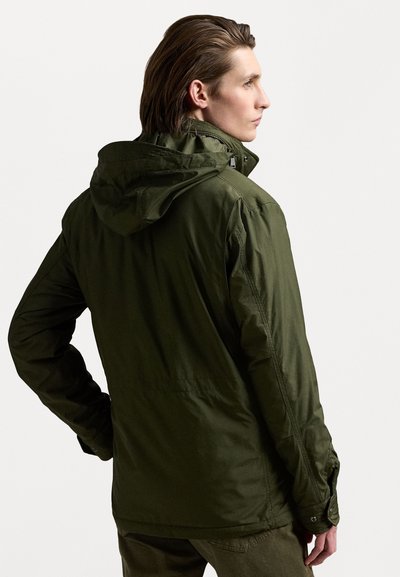 Olivgrüne Kapuzenjacke mit glatter Textur, Vorderreißverschluss und verstellbaren Bündchen. Entworfen für eine körpernahe Silhouette.