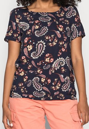Top a maniche corte blu navy con motivo paisley e floreale in rosa e beige. Tessuto morbido con vestibilità relaxed e scollatura rotonda.