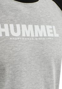 Hummel BLOCKED - T-shirts med print - grey melange