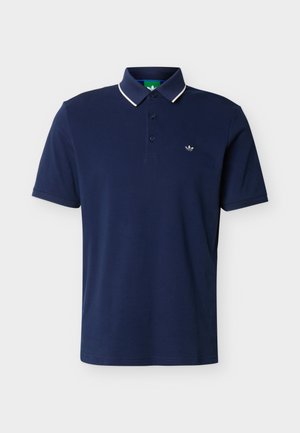Marineblå kortermet polo med tre knapper, hvit kant på kragen og liten Adidas-logo på venstre bryst.