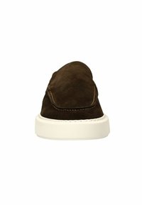 Bruine suede instapper met een ronde neus en witte rubberen zool. Bevat een stiksel langs de bovenrand en heeft een gladde textuur.