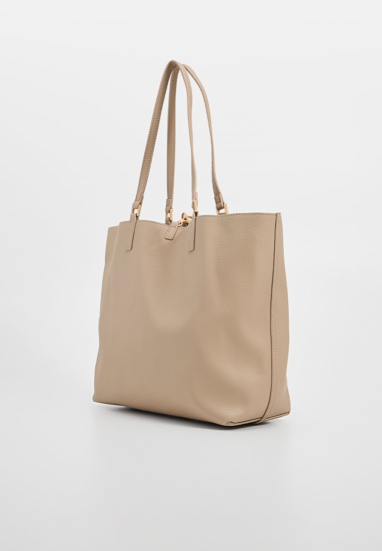 Sac fourre-tout en cuir beige avec deux longues anses, texture douce et design minimaliste. Équipé de quincaillerie dorée et d'un intérieur spacieux.