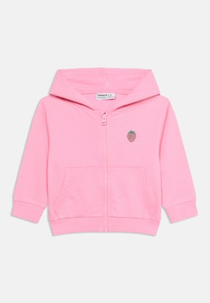 Rosa hettegenser for småbarn med hel glidelås foran, kengurulommer og liten brodert jordbær på venstre bryst.