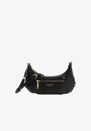 Sac à bandoulière en cuir noir avec un design courbé, des accessoires dorés et une poche avant zippée avec un logo de marque embossé.