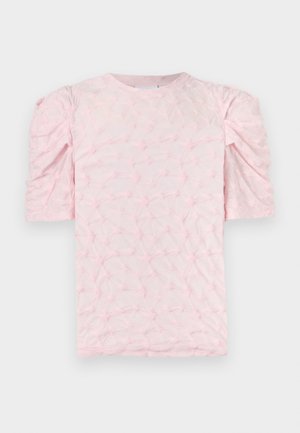 Ροζ ανοιχτό ροζ πουκάμισο με κοντά μανίκια, διακοσμημένο με ανάγλυφο λουλουδάτο σχέδιο και ελαφρώς φουσκωτά μανίκια, σε απλό φόντο.