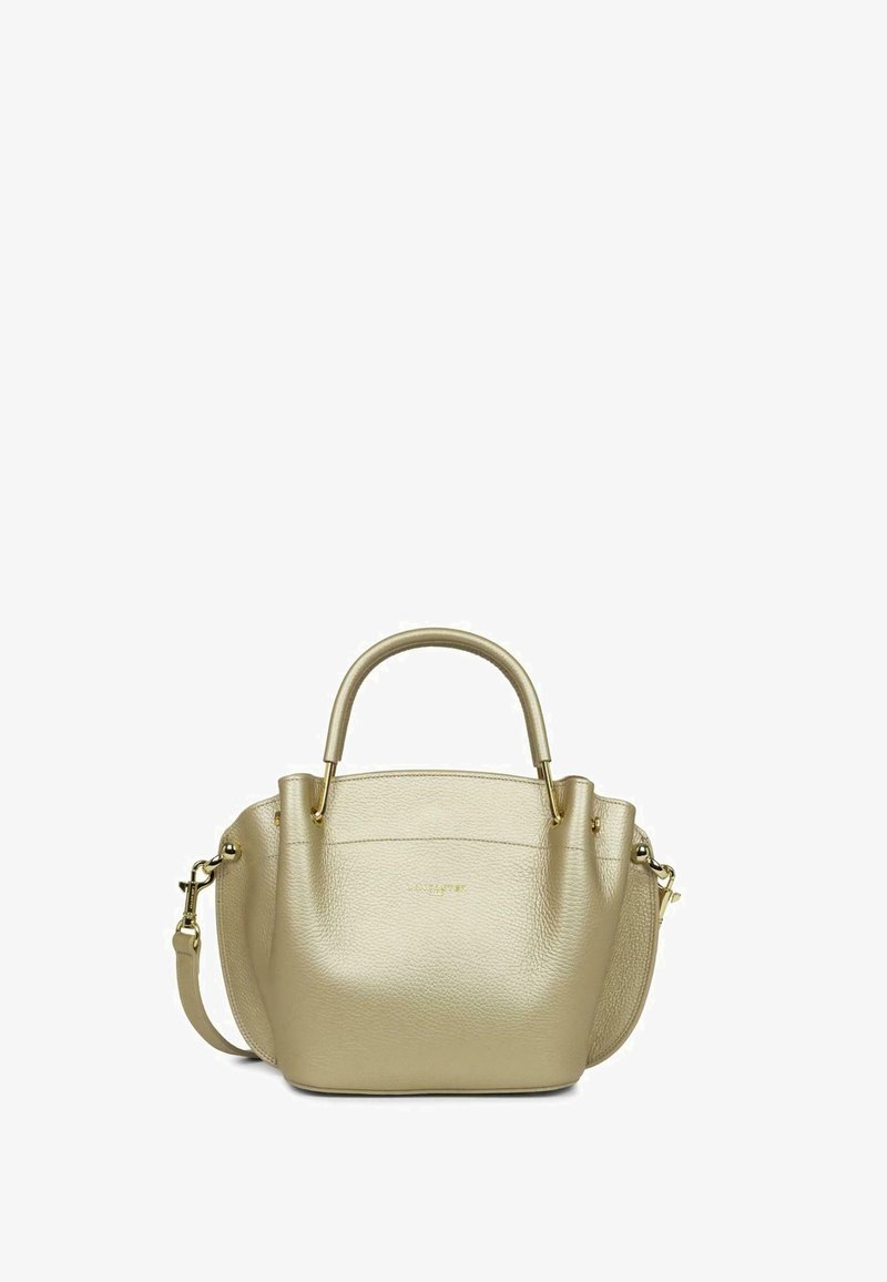 Sac à main en cuir doré avec deux poignées et une bandoulière amovible. Forme arrondie, texture lisse et logo subtil à l'avant.