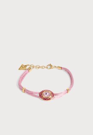 Bracelet en fil rose avec fermoir doré, chaîne dorée ajustable et un pendentif ovale central avec une pierre précieuse rose.