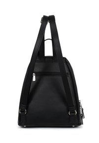 Zaino in pelle nera con finitura texturizzata, forma triangolare, doppie cinghie regolabili e tasca posteriore con zip.