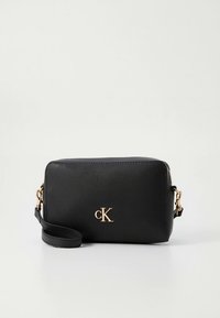 Zwarte crossbodytas van imitatieleer met hardware in goudkleur. Rechthoekige vorm, geperst logo aan de voorkant, afneembare riem. Gestructureerd oppervlak.