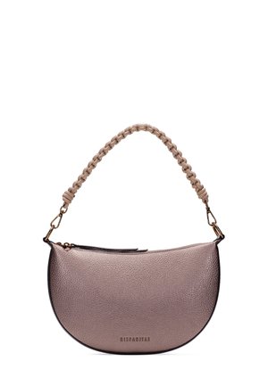Sac à main en cuir métallique rose, de forme demi-lune, avec une anse tressée et des détails en métal doré. Surface texturée et fermeture à glissière.
