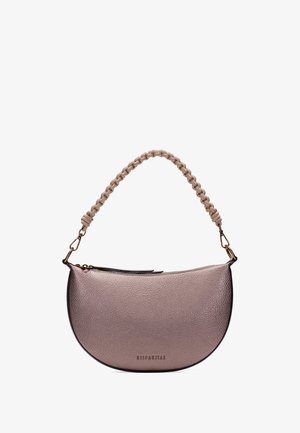 Sac à main en cuir métallique rose, de forme demi-lune, avec une anse tressée et des détails en métal doré. Surface texturée et fermeture à glissière.