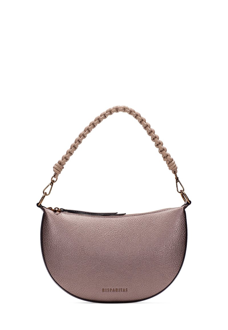 Sac à main en cuir métallique rose, de forme demi-lune, avec une anse tressée et des détails en métal doré. Surface texturée et fermeture à glissière.