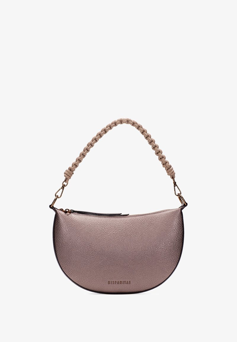 Metaliczna różowa skórzana torebka w kształcie półksiężyca, z plecionym paskiem i złotymi akcentami. Fakturowana powierzchnia i zamek błyskawiczny.