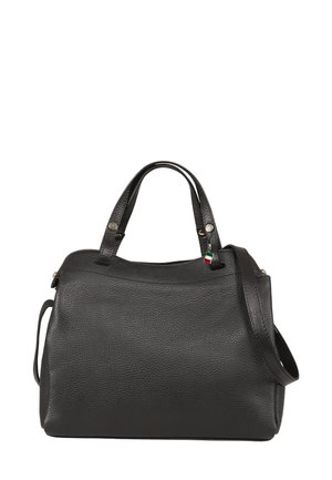Sac en cuir noir texturé avec double poignées, bandoulière amovible, et un petit charme drapeau italien sur l'une des poignées.
