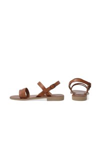Bruine leren sandalen met brede band, kruislings ontwerp en enkelgesp. Platte zool met lichtbruine accenten. Gladde textuur.