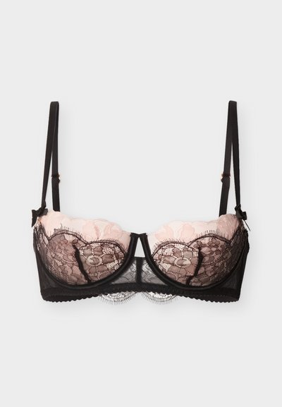 Μαύρο δαντελένιο balconette σουτιέν με επένδυση σε απαλό ροζ, ρυθμιζόμενες λεπτές τιράντες και μικρά φιόγκια στη βάση των τιράντων.